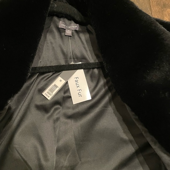 Faux fur short jacket. Size Medium - Picture 2 of 4